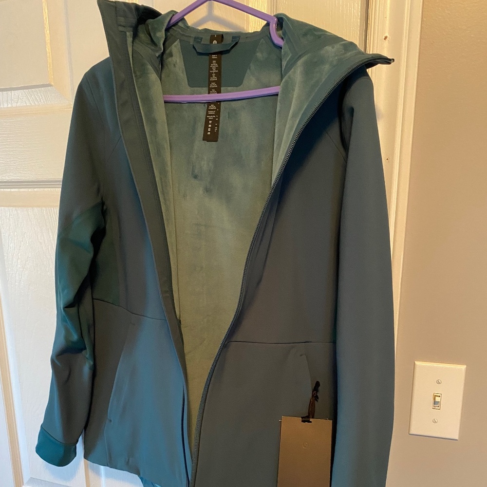 LuluLemon Authentic Cross Chill Jacket